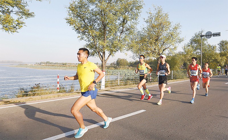 2 运动员们在衡水湖畔天然氧吧享受奔跑的快乐.jpg
