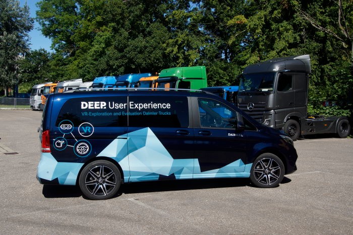 D565394-Daimler-Trucks-Truck-drivers-test-new-digital-vehicle-systems-in-mobile-simulator.jpg