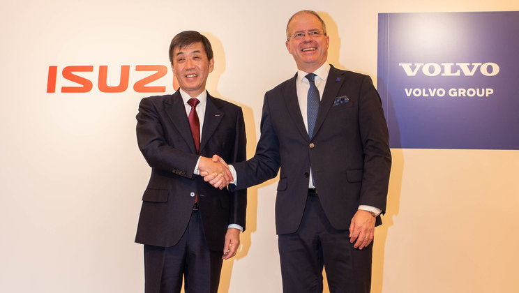 五十铃汽车有限公司总裁兼代表董事Masanori Katayama（左）与沃尔沃集团总裁兼CEO马丁·伦德斯泰特（右）.jpg
