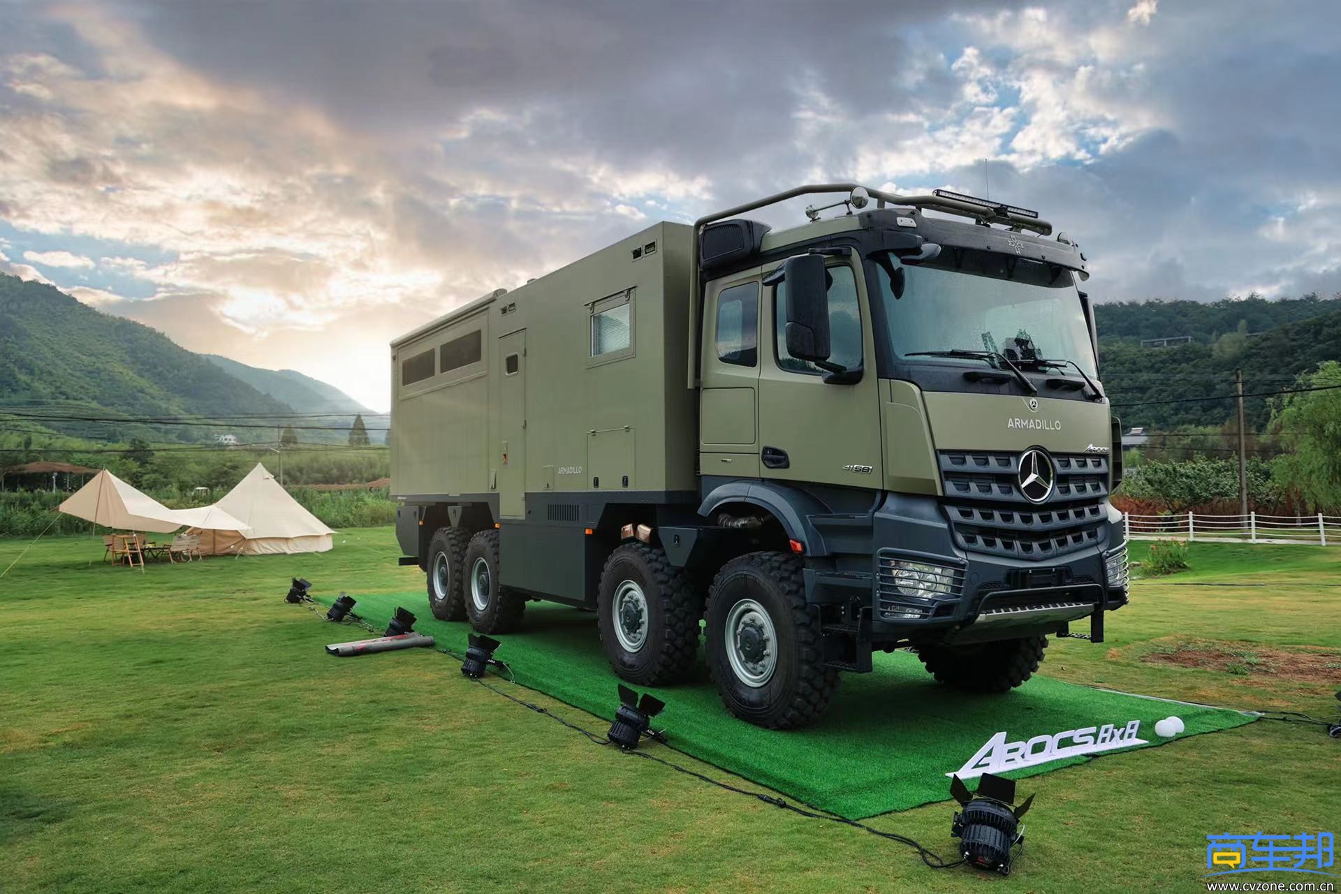 梅赛德斯-奔驰arocs 4158 8×8越野旅居车.jpg